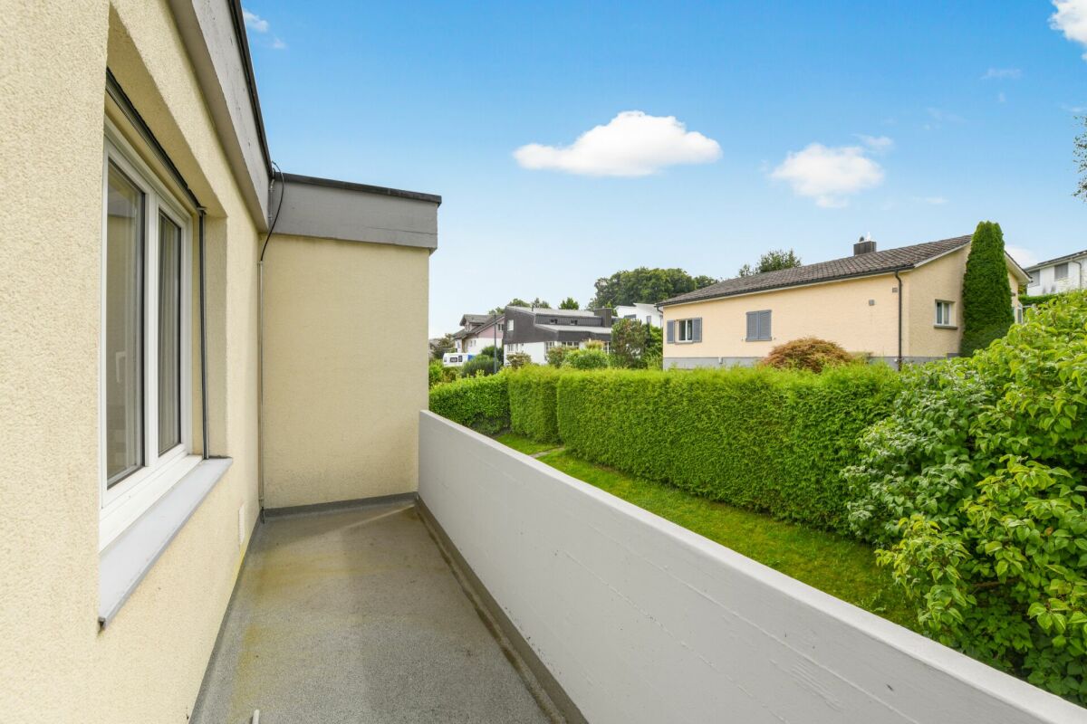 Balkon mit Blick ins Wohngebiet