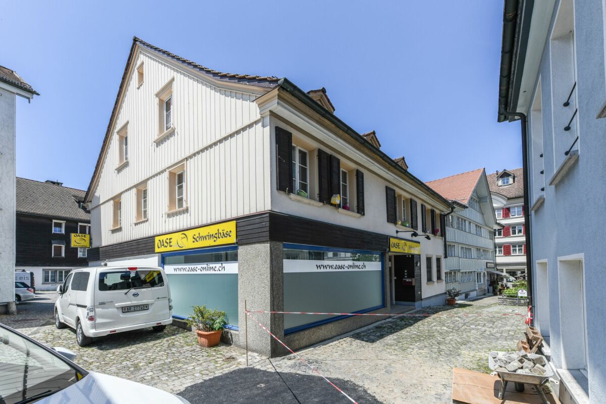 Historisches Wohn- und Geschäftshaus in enger Straßensituation