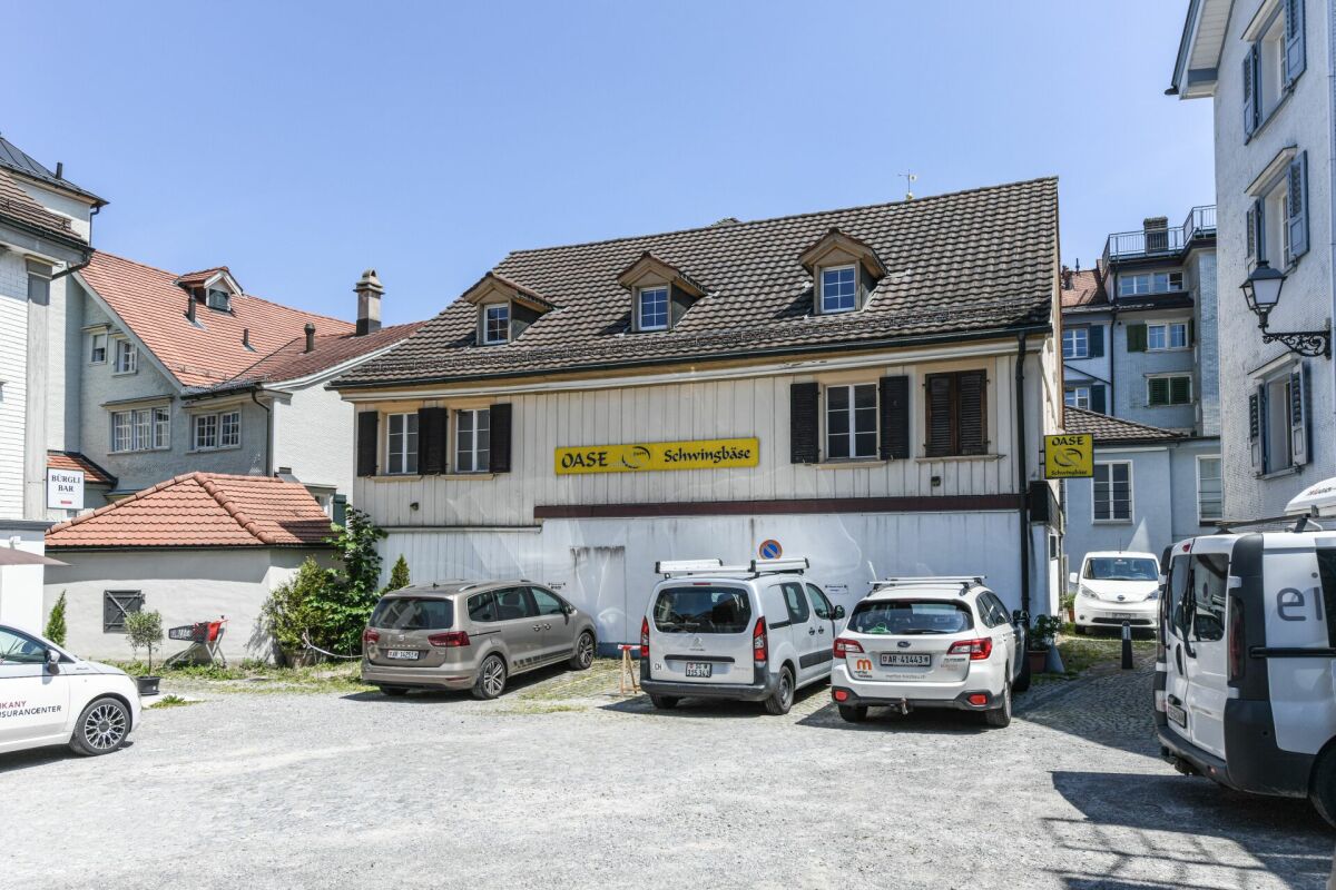 Historisches Gebäude mit Parkfläche