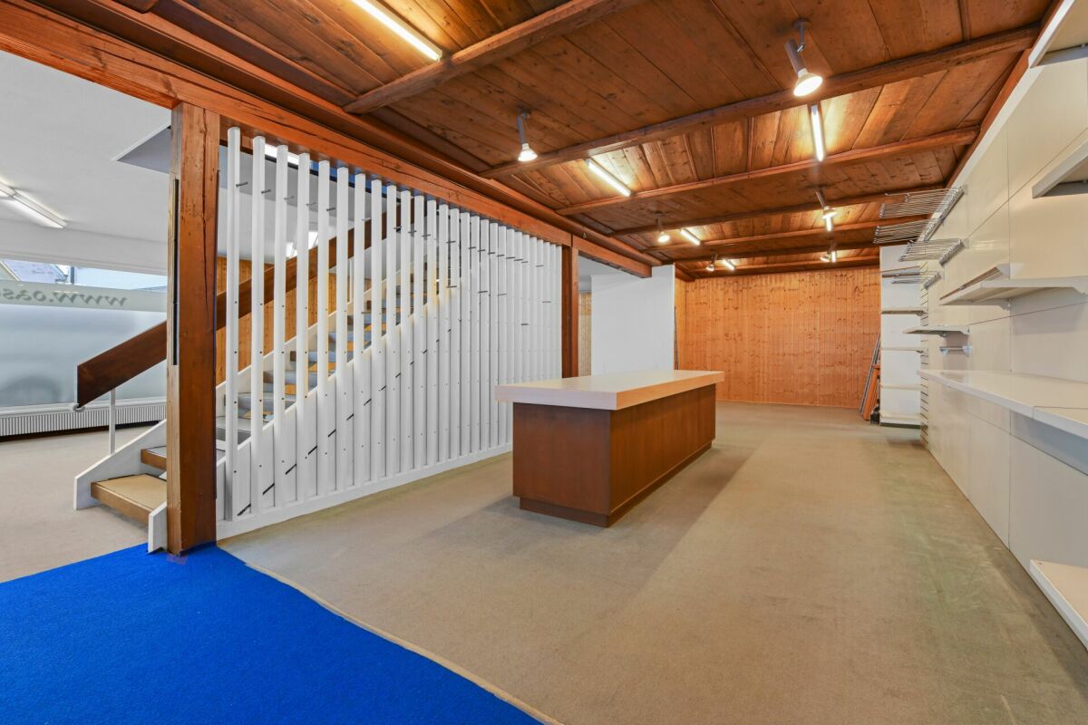 Innenraum mit Holzdecke und Treppe