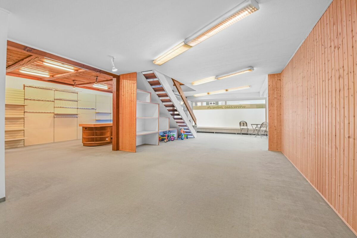 Großer Innenraum mit Holzverkleidung und Treppe