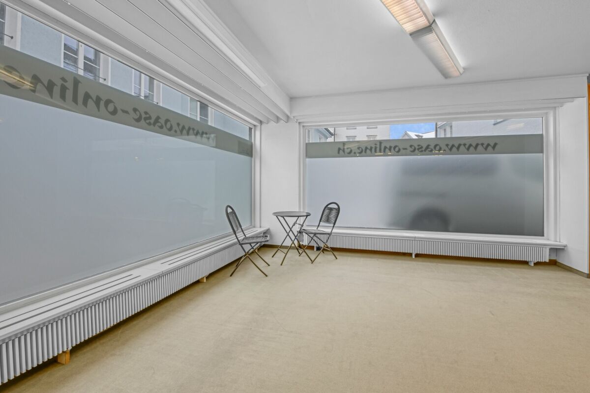 Leerer heller Raum mit großen Schaufenstern