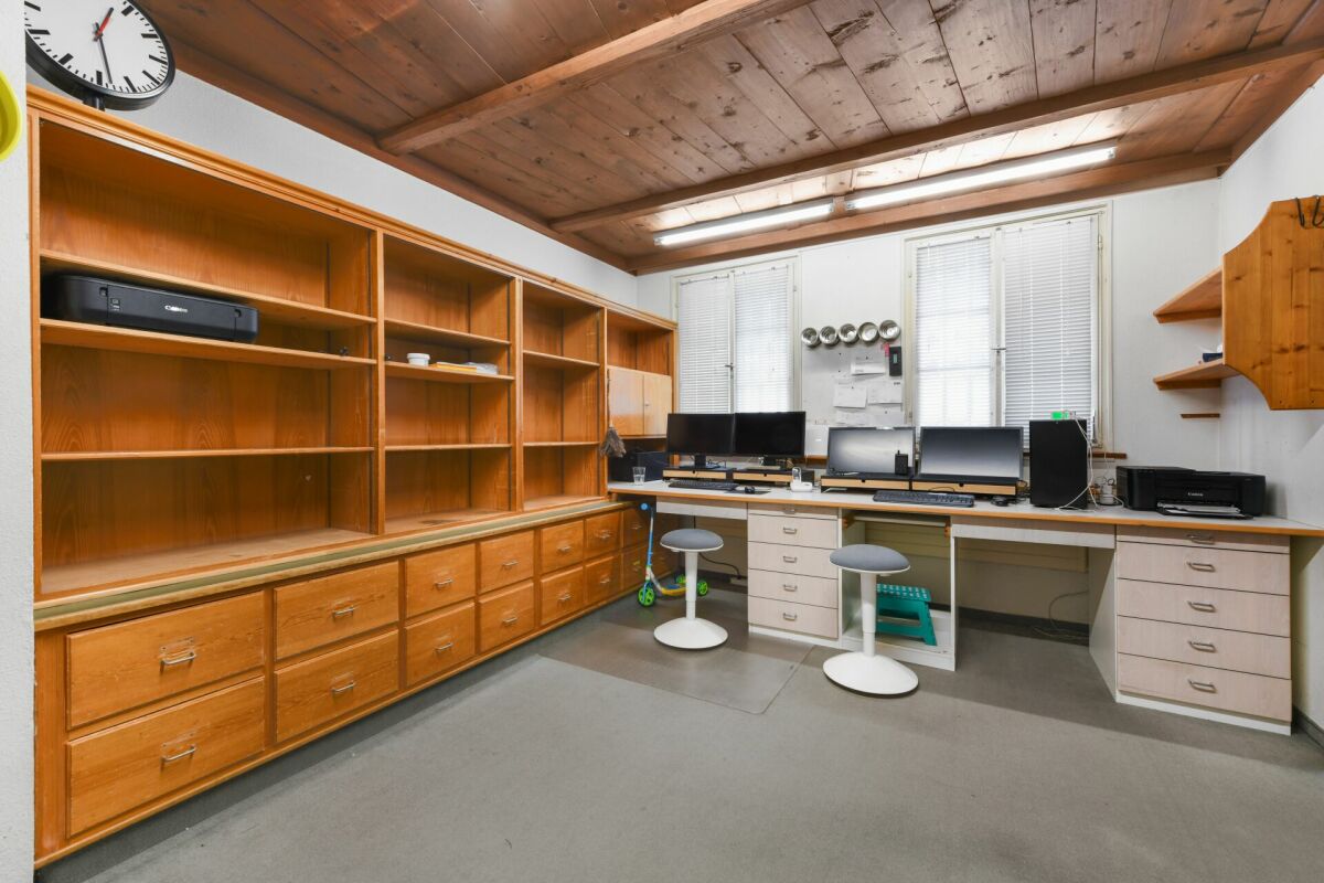 Arbeitszimmer mit Holzregalen und Doppelarbeitsplatz