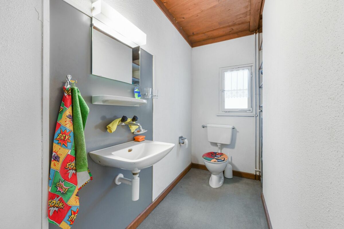 Kleines Gäste-WC mit Waschtisch und Toilette