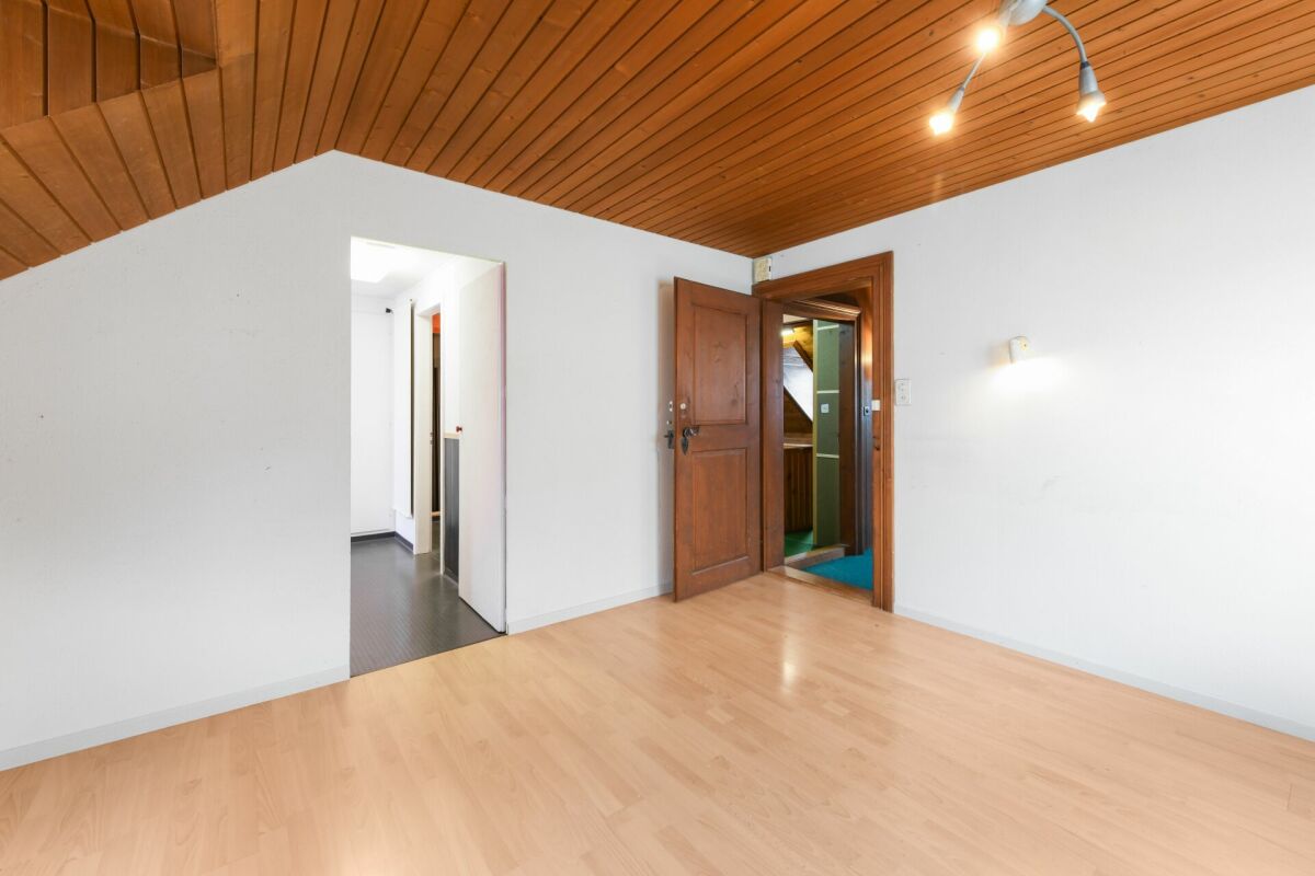 Leeres Zimmer mit Holzdecke