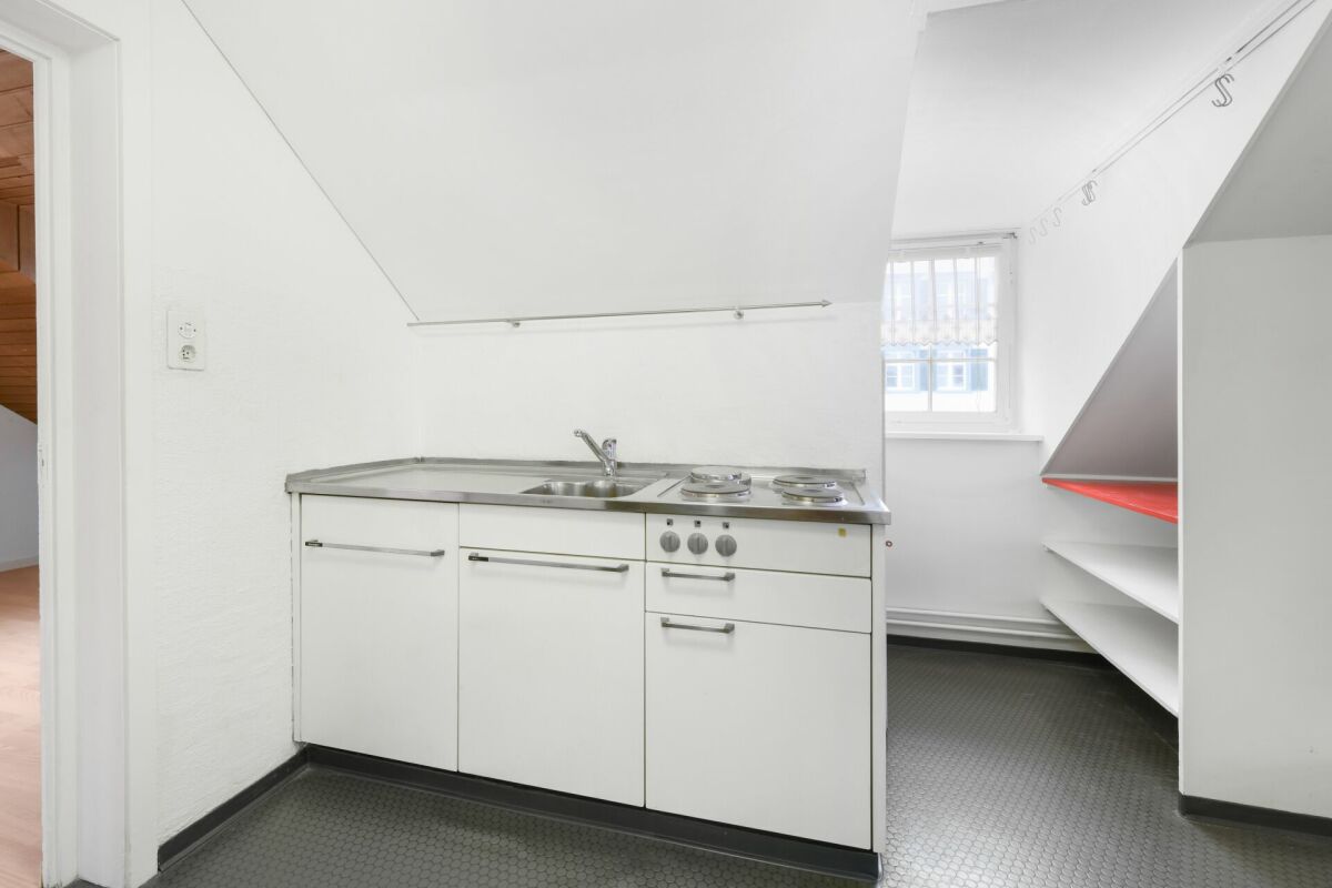Kleine Küchenzeile unter Dachschräge