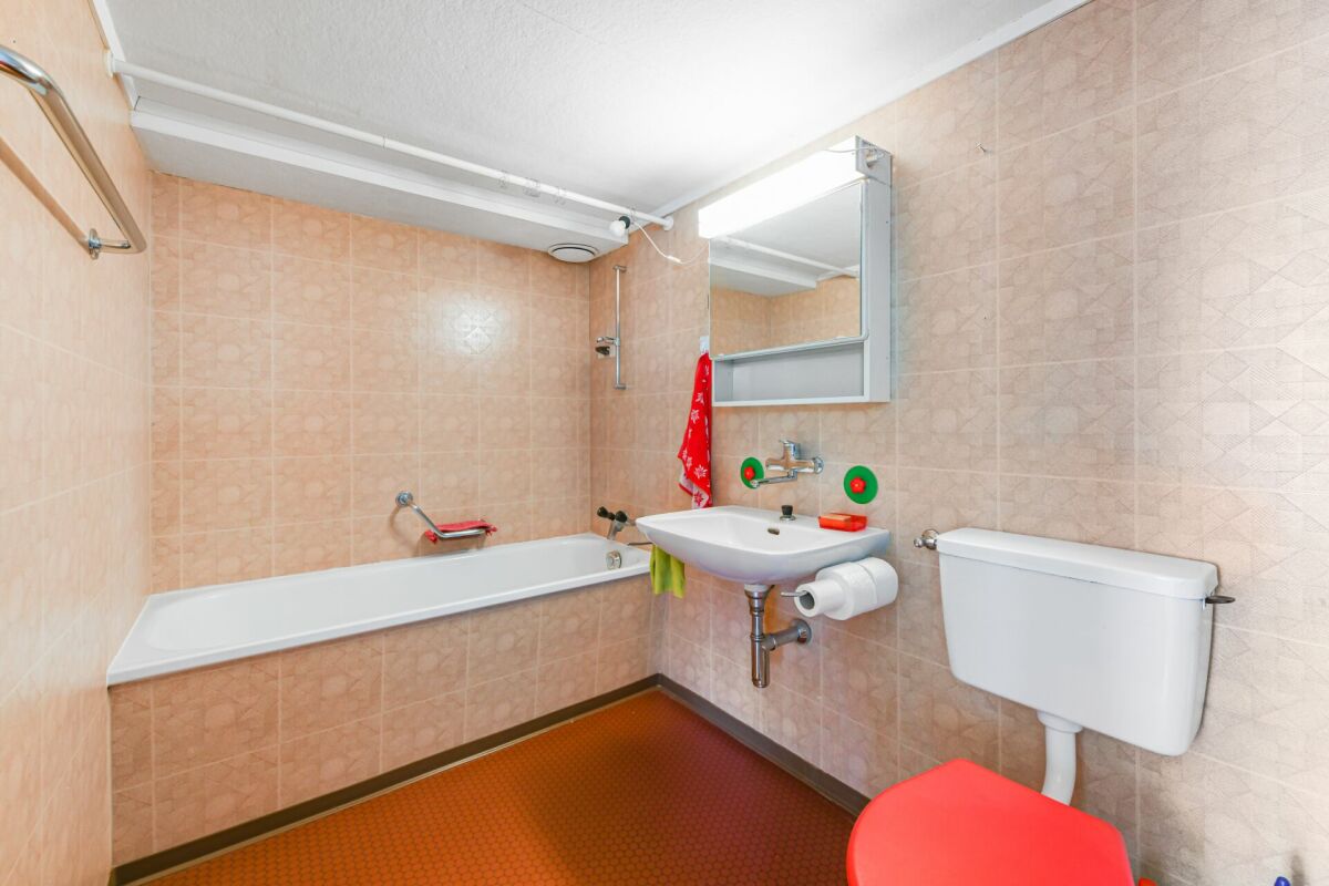Badezimmer mit Wanne und WC