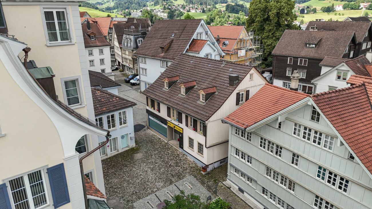 Blick über einen historischen Innenhof mit dicht stehenden Häusern