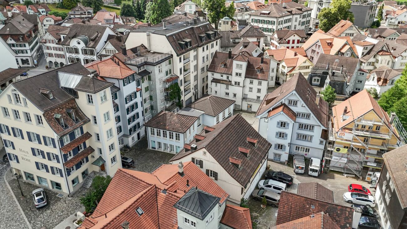 Städtische Luftaufnahme mit dicht bebautem Altstadtviertel