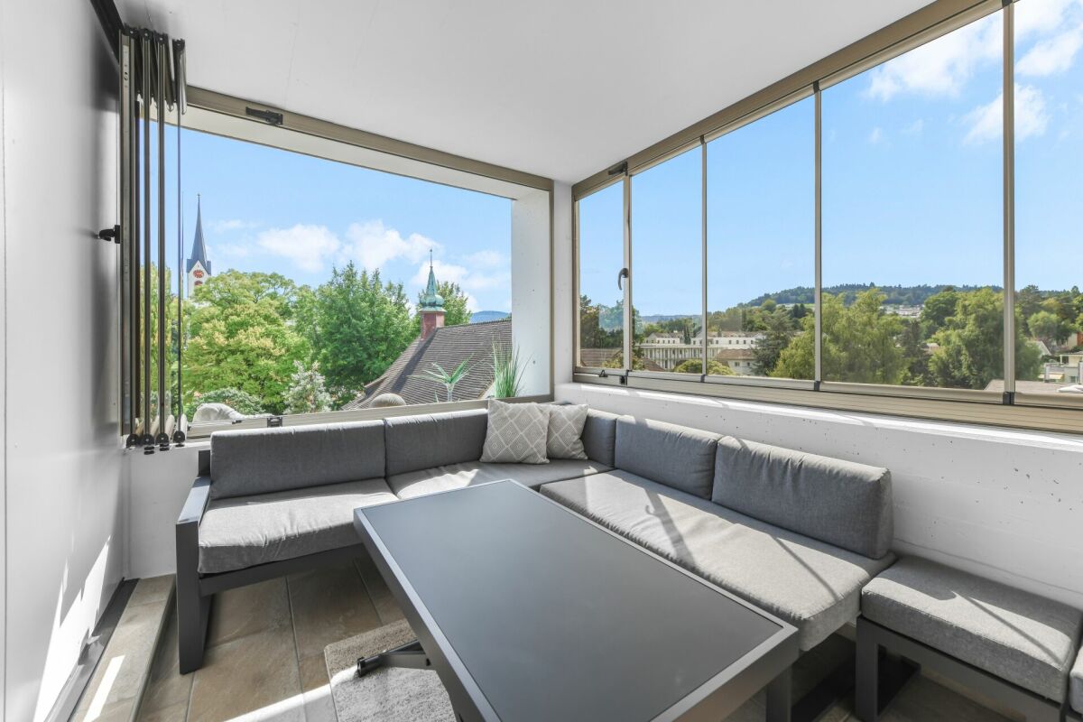 Heller verglaster Sitzbereich mit Panoramablick