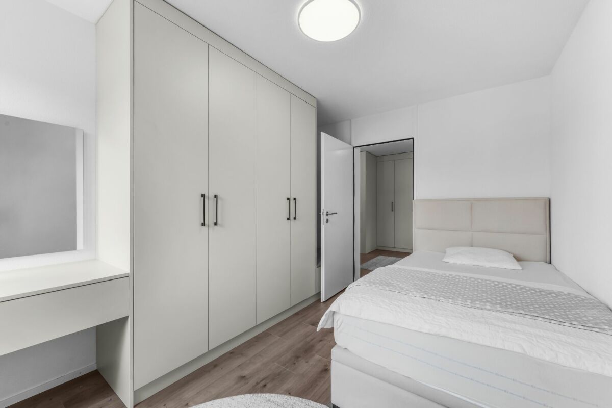 Helles Schlafzimmer mit Einbauschrank