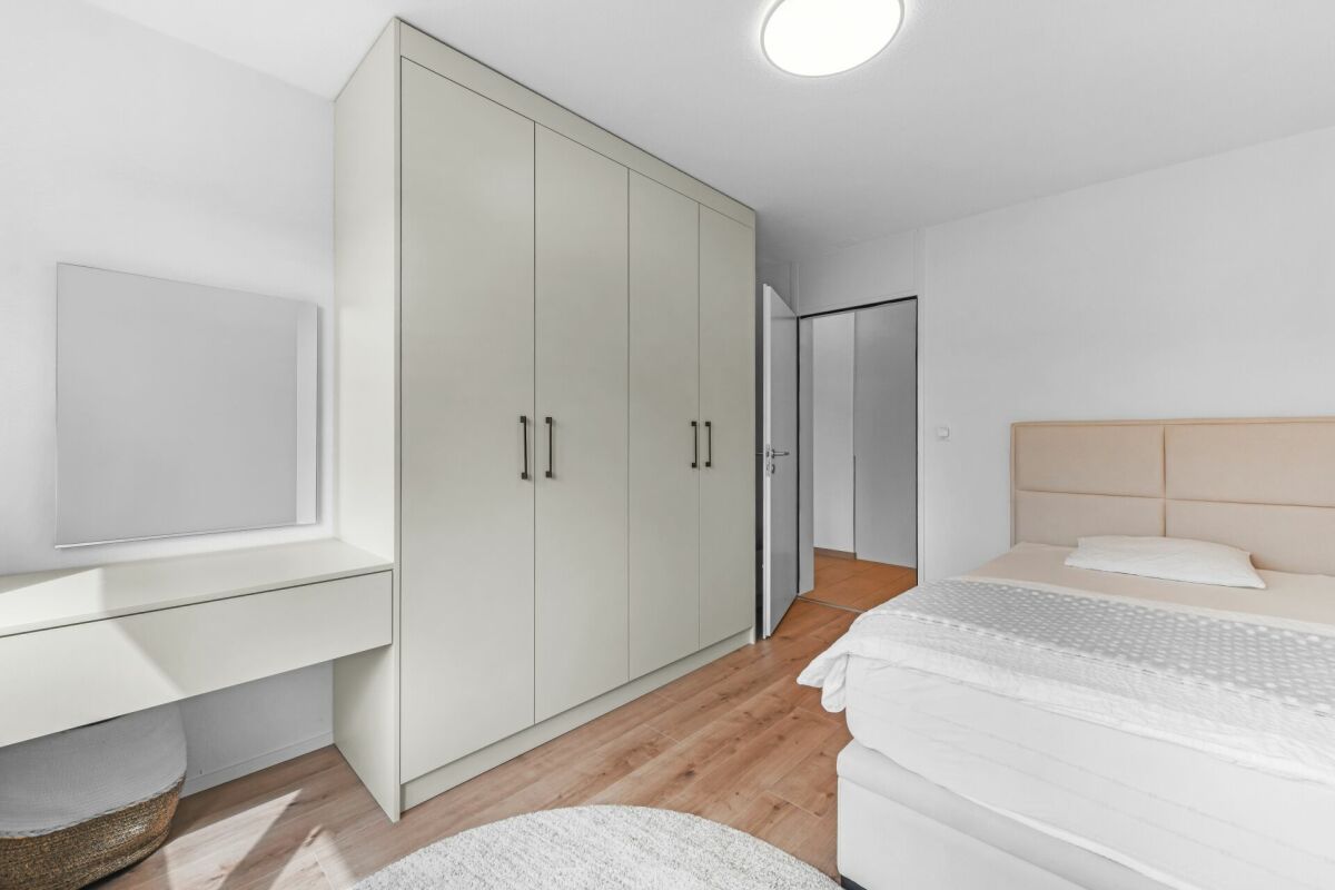 Helles Schlafzimmer mit Einbauschrank