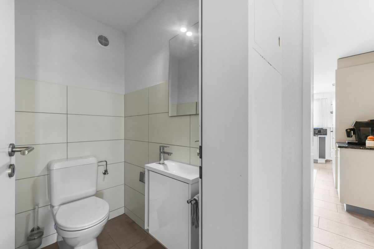 Gäste-WC mit Waschtisch