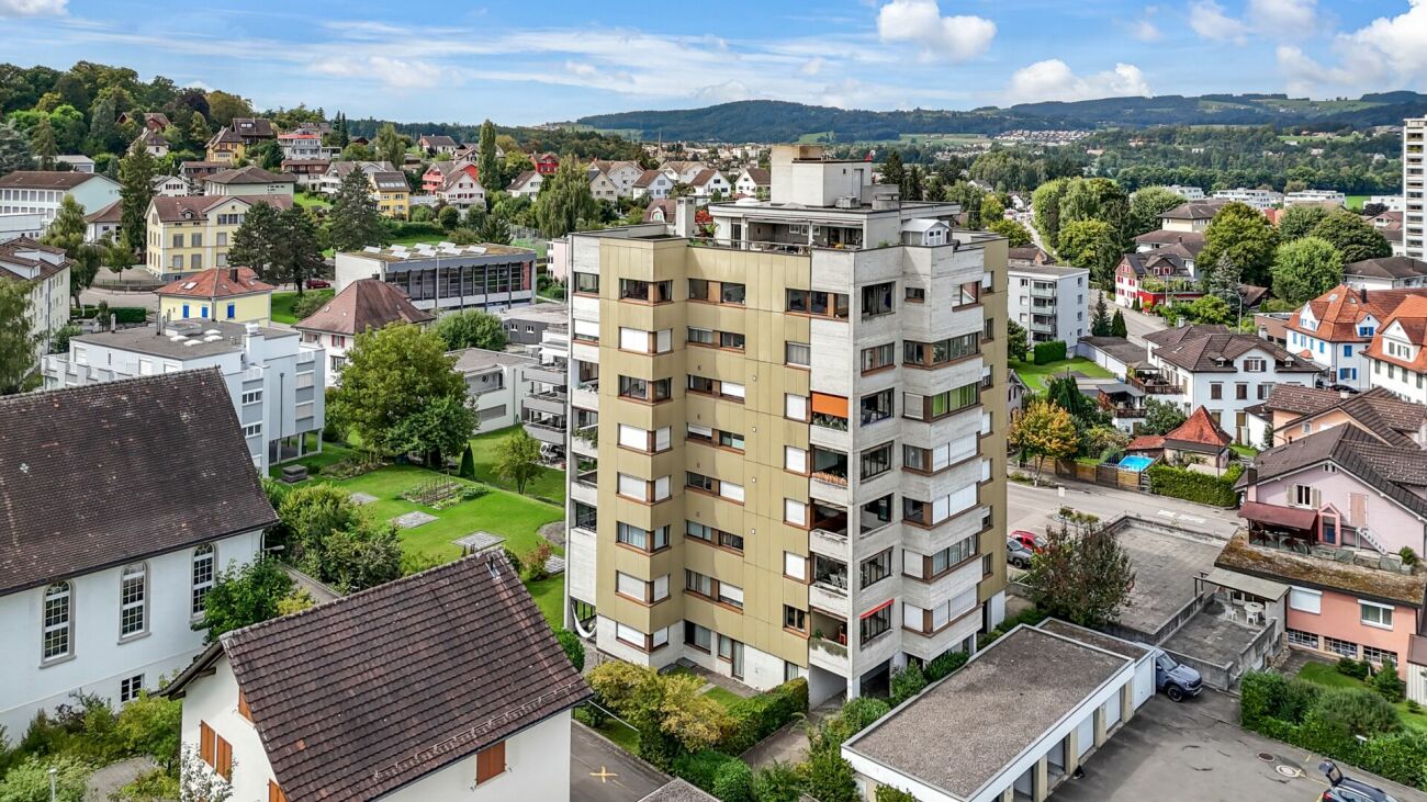 Stadtansicht mit Wohngebäuden und Grünflächen