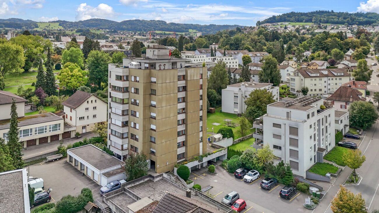 Städtischer Ausblick auf Wohngebäude und Grünflächen