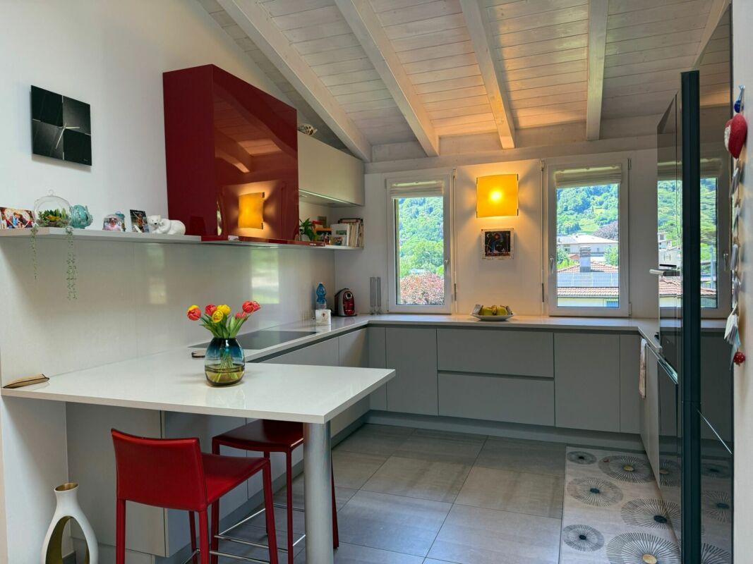 Moderne Küche mit Bergblick