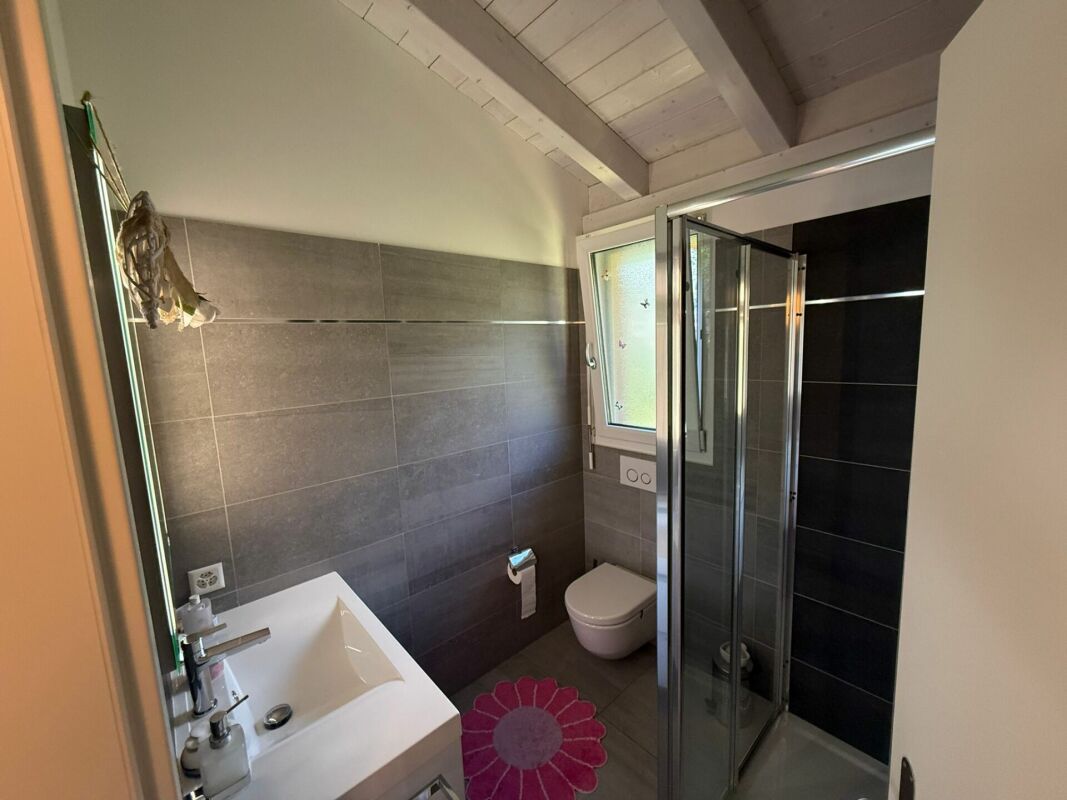 Modernes Badezimmer mit Dusche und Badewanne