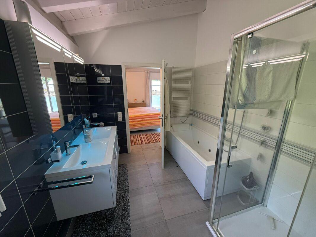 Helles Badezimmer mit Badewanne und Dusche