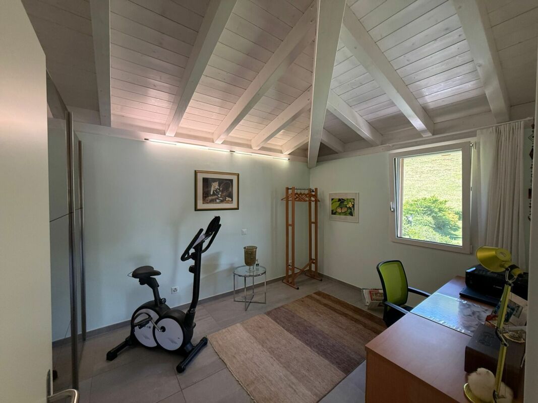Arbeitszimmer mit Fitnessbereich unter Dachschräge