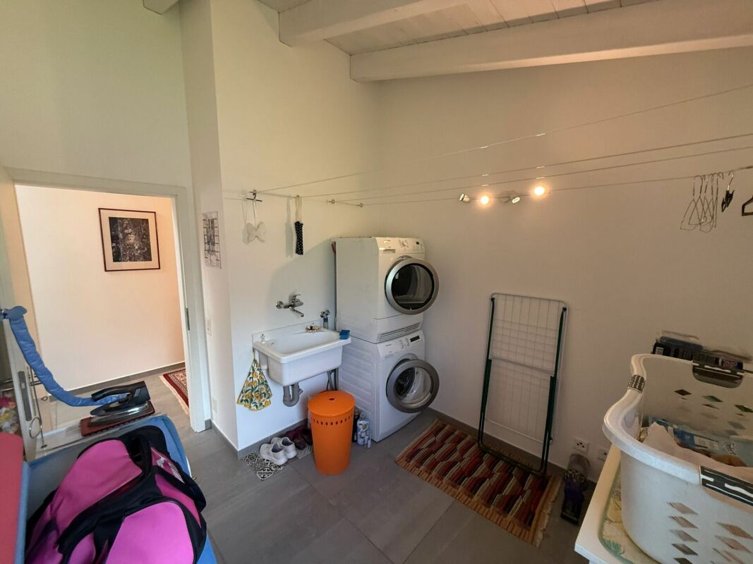 Hauswirtschaftsraum mit Waschmaschine und Trockner