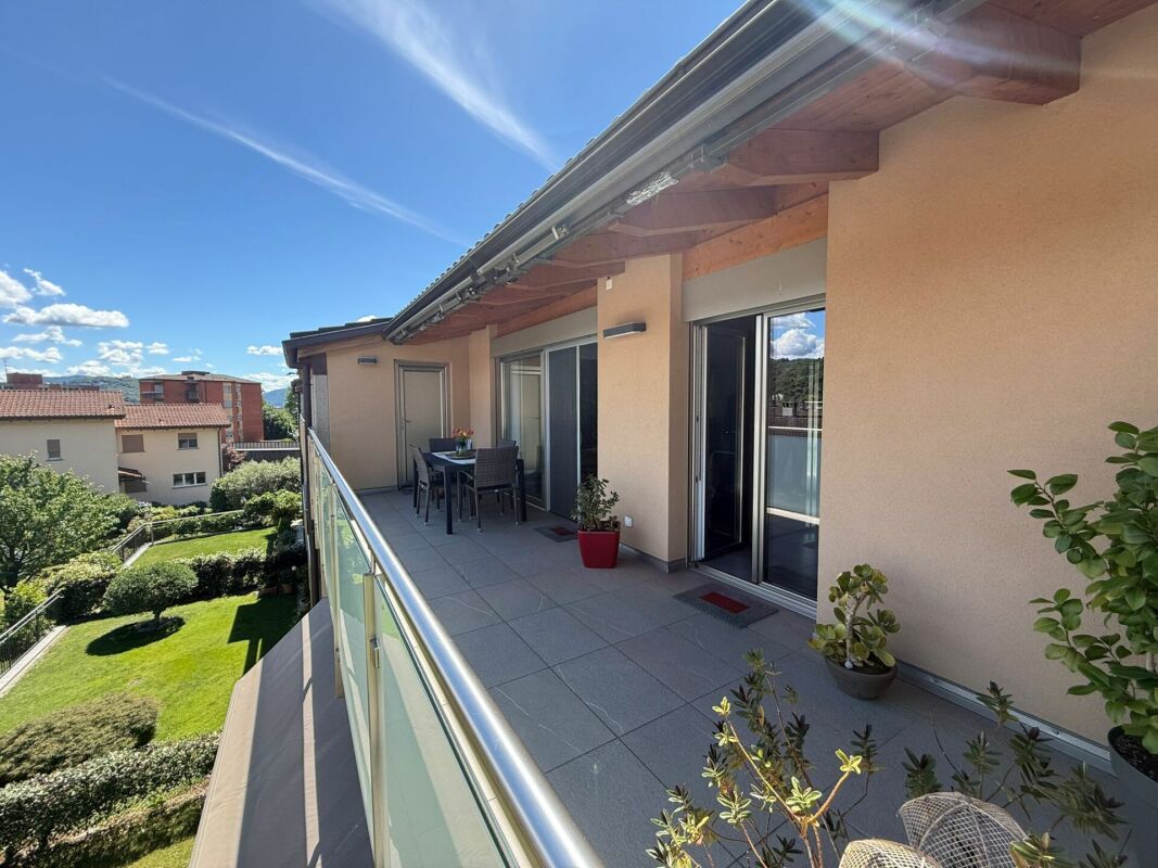 Balkon mit Terrasse und Gartenblick