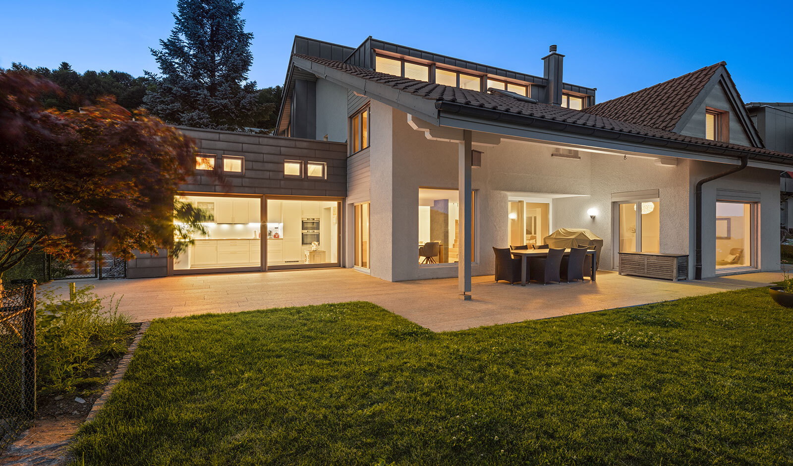 Großzügiges Einfamilienhaus mit Garten und Terrasse am Abend
