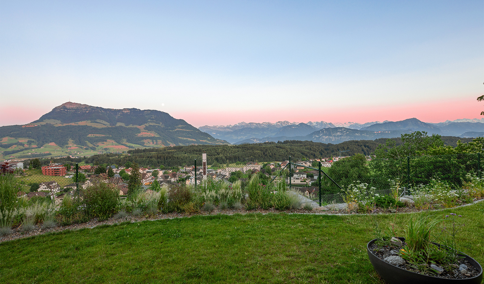 Garten mit Bergpanorama