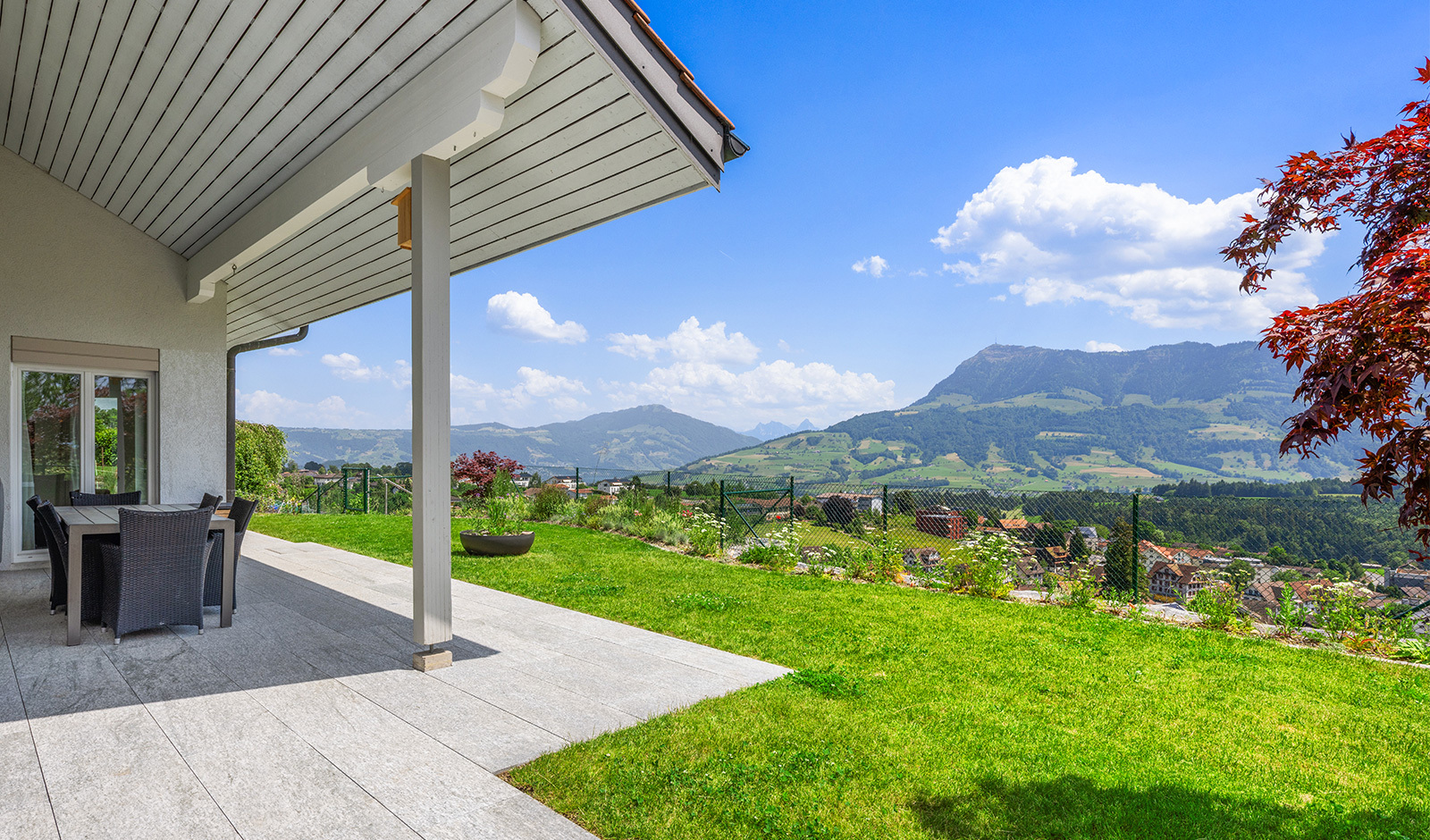 Überdachte Terrasse mit Bergblick