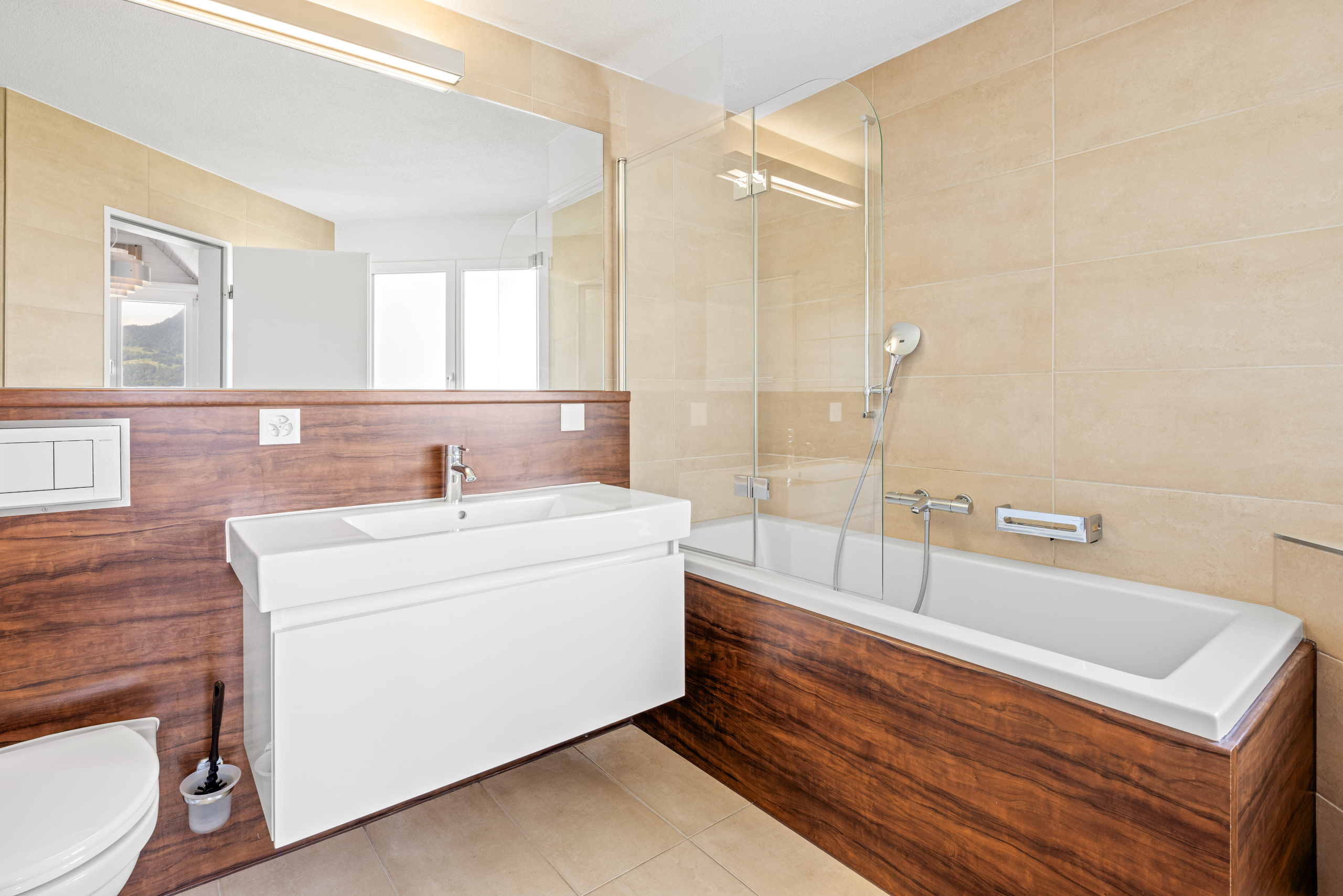Modernes Badezimmer mit Badewanne und Glasduschabtrennung