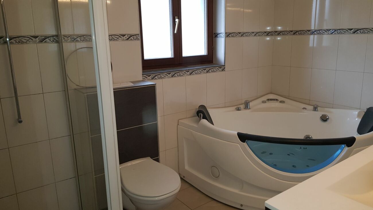 Badezimmer mit Whirlpool-Badewanne und Dusche