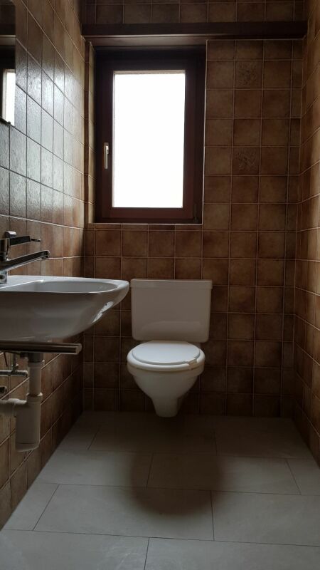 Kleines Gäste-WC mit Fenster
