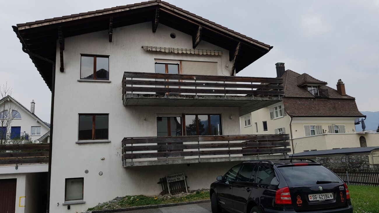Mehrfamilienhaus mit Balkonen