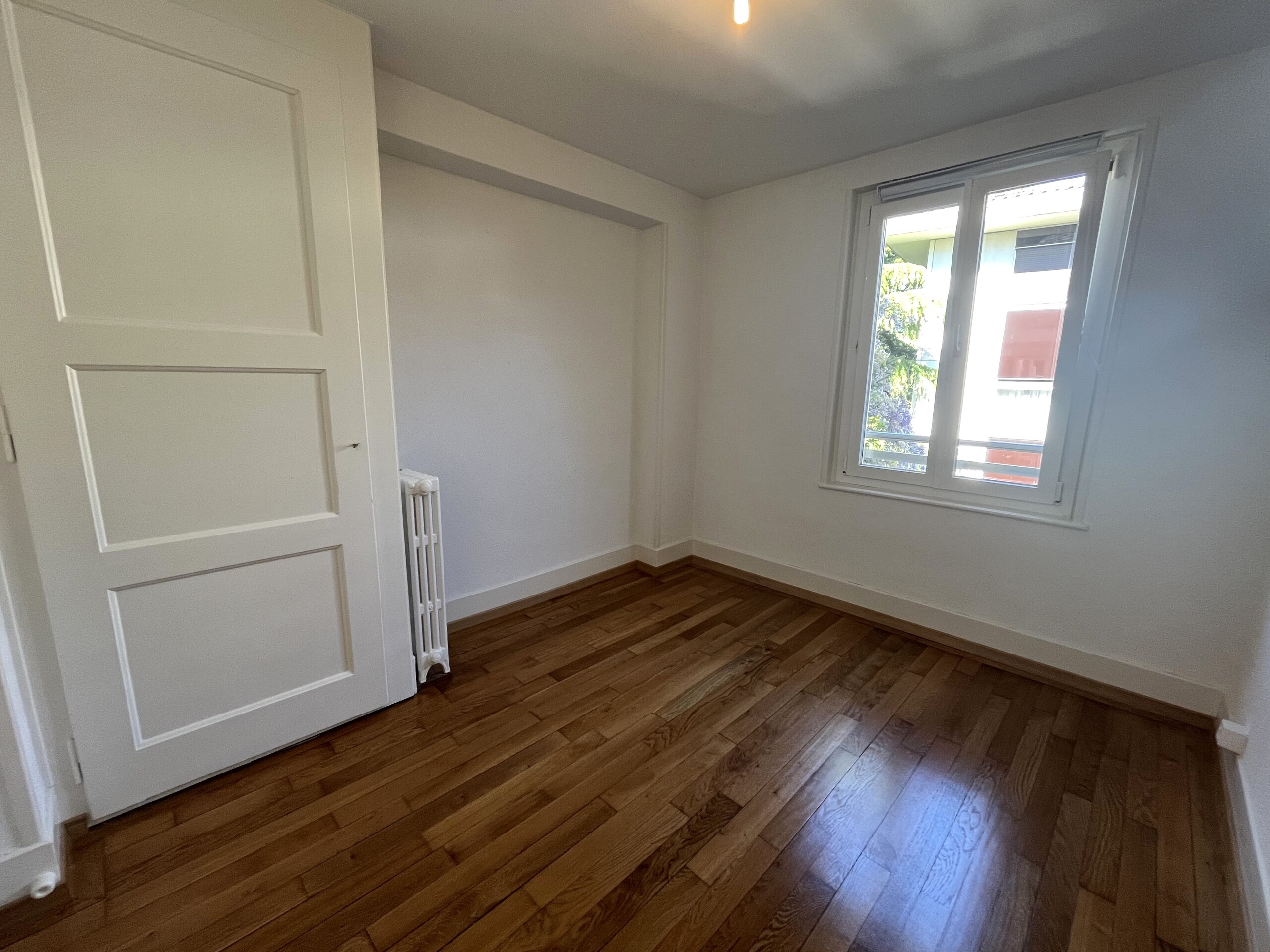 Leeres Schlafzimmer mit Parkettboden