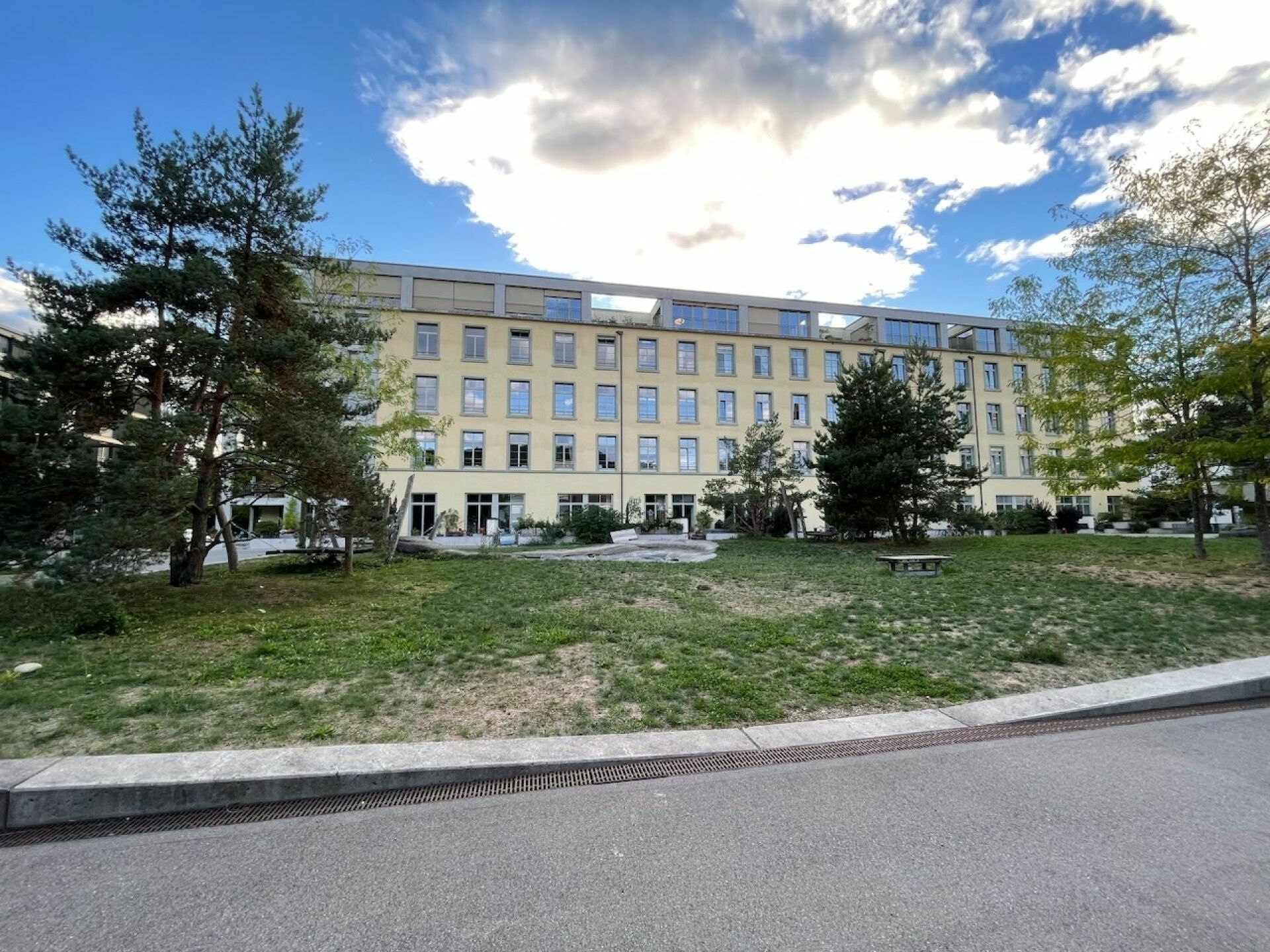 Mehrfamilienhaus mit parkähnlichem Innenhof