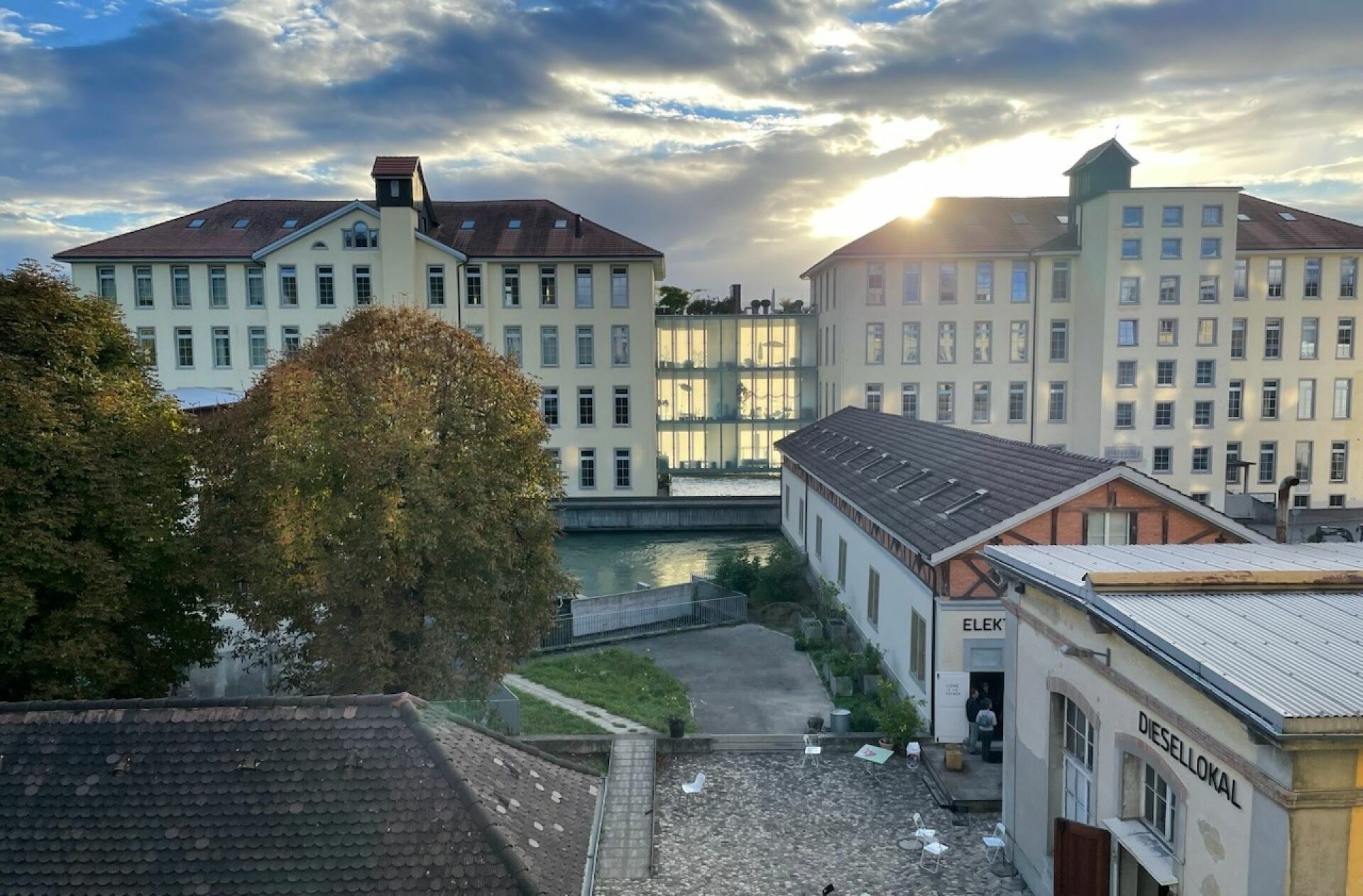 Außenansicht eines Gebäudekomplexes bei Sonnenuntergang
