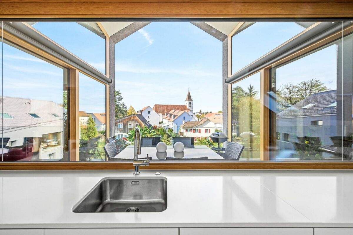 Küchenfenster mit Blick auf den Ort