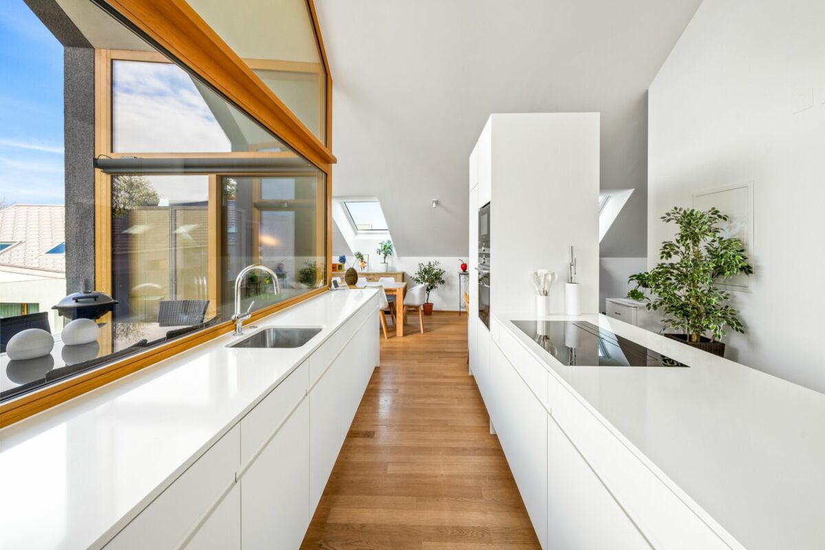 Moderne Dachgeschoss-Küche mit großem Fenster