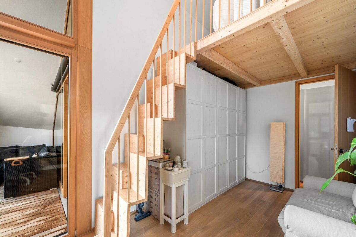 Wohnraum mit Holztreppe und Galerie