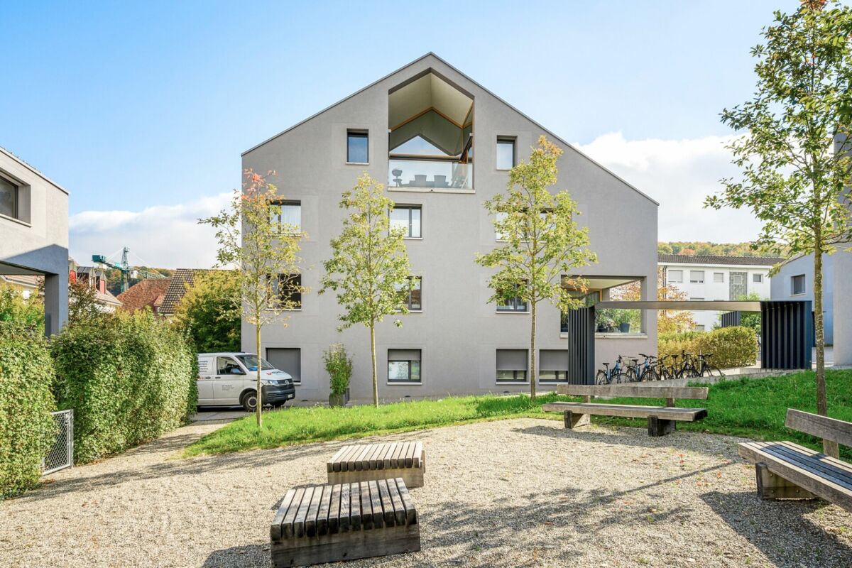 Moderner Innenhof mit Wohngebäude und Sitzbereich