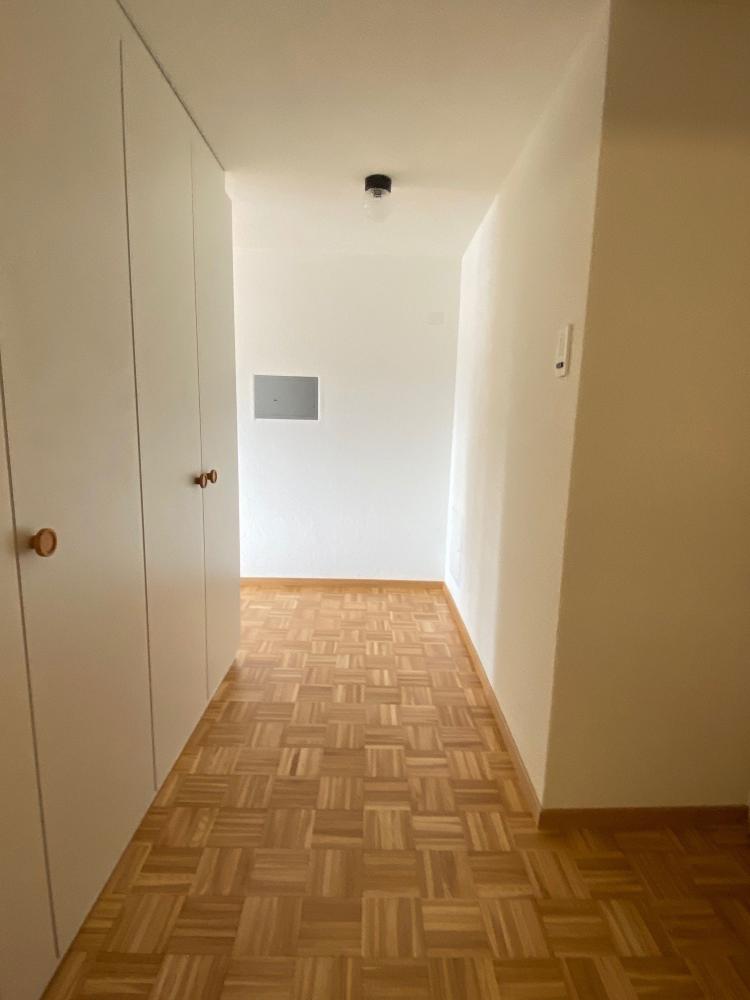 Heller Flur mit Einbauschrank