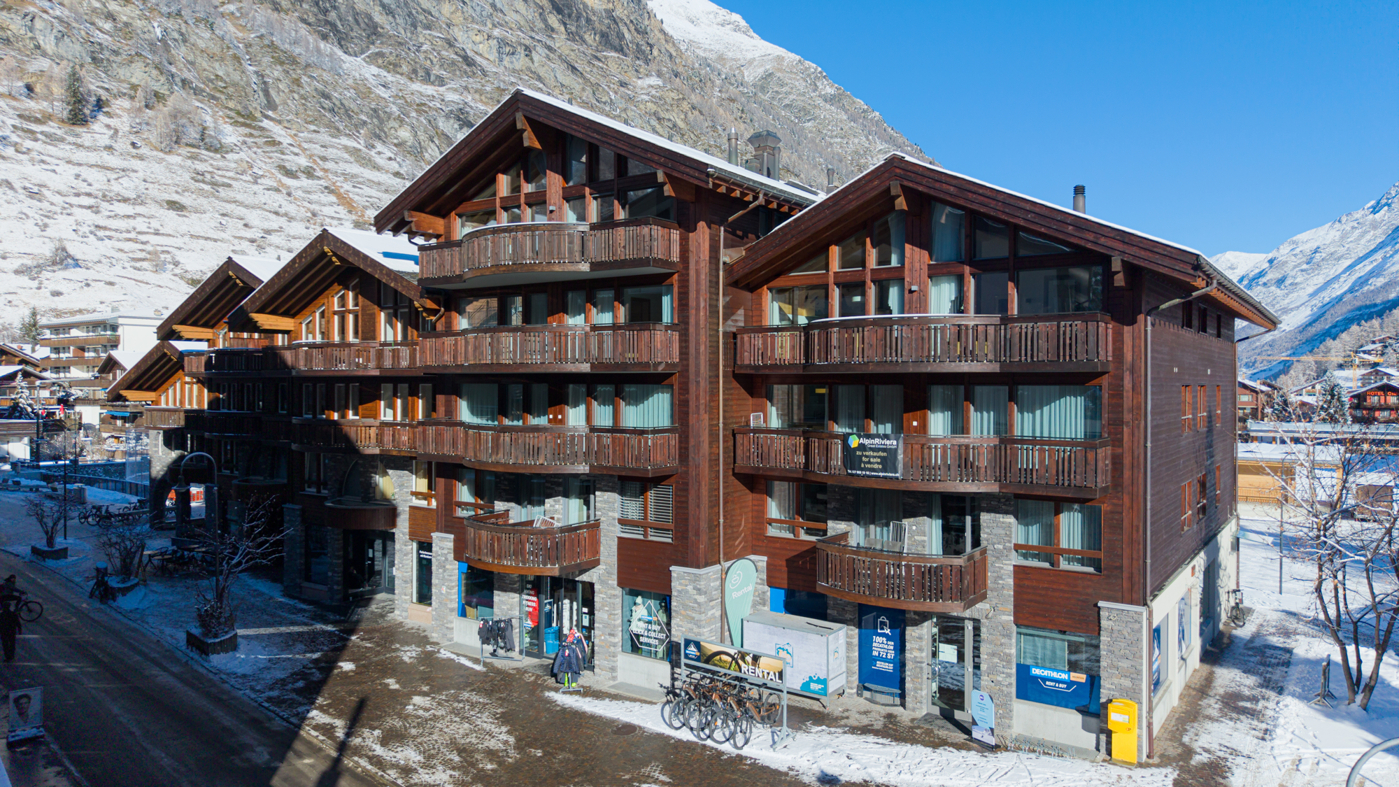 Alpine Apartmenthaus mit Balkonen