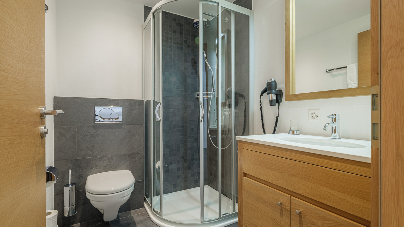 Modernes Badezimmer mit Dusche und WC