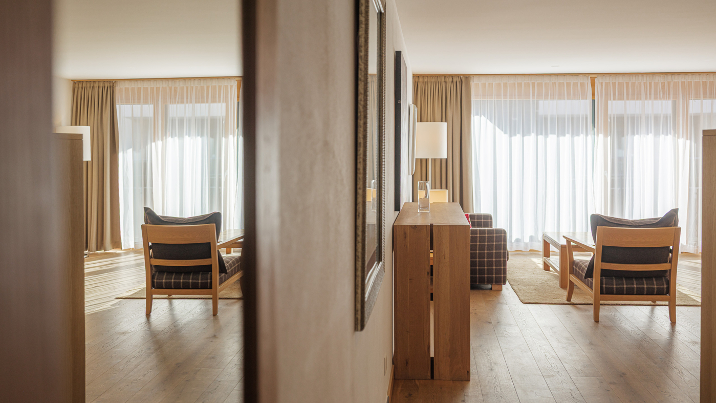 Helles Wohnzimmer mit Blick in einen weiteren Sitzbereich