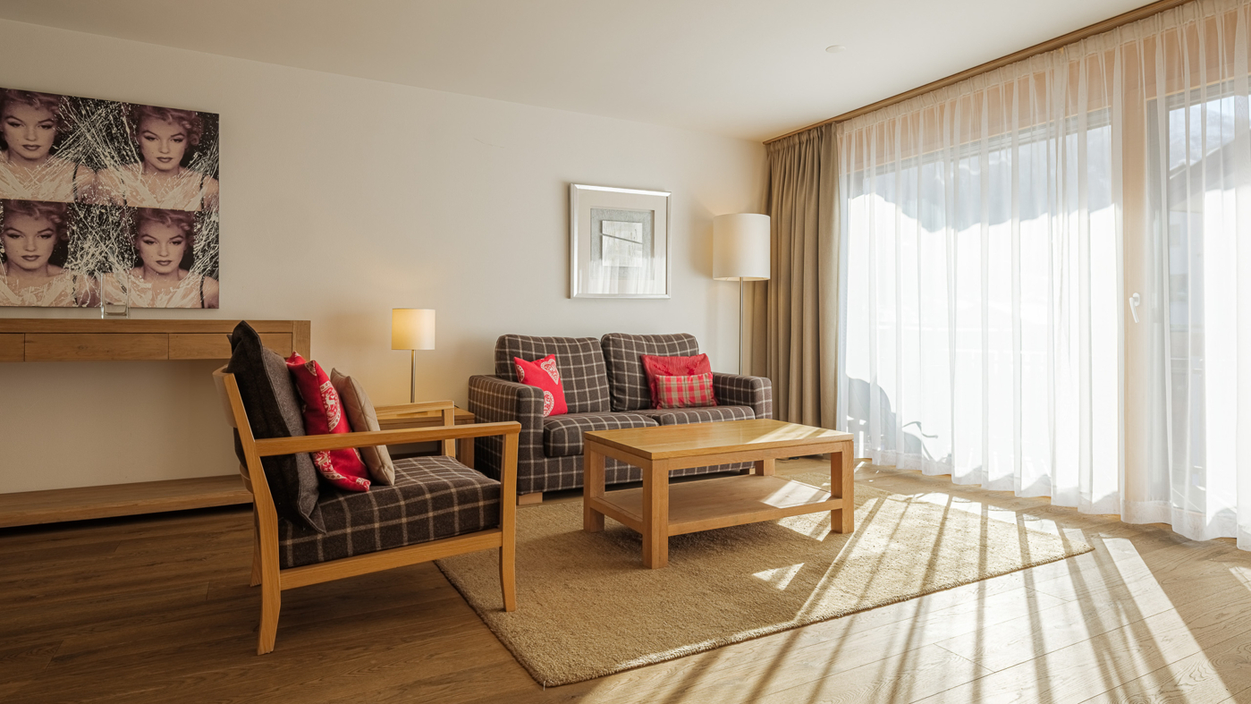 Helles Wohnzimmer mit Sitzgruppe
