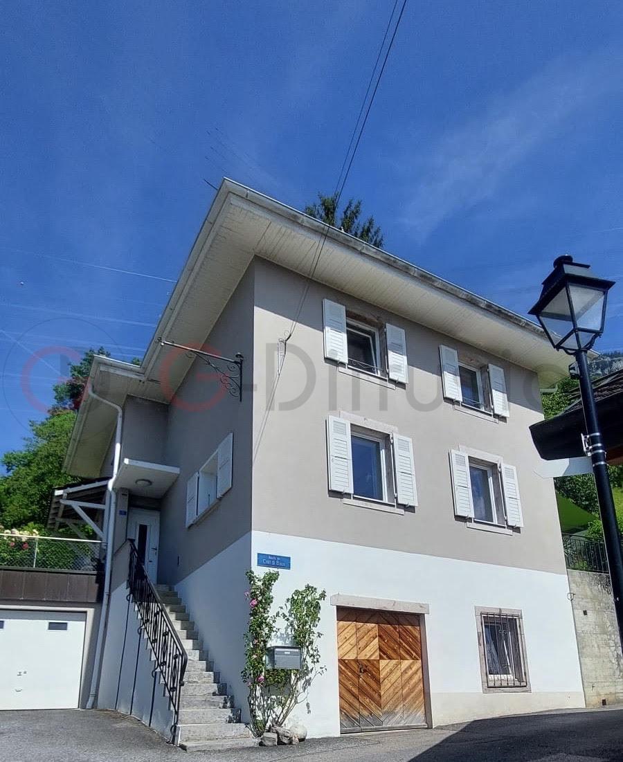 Außenansicht eines Wohnhauses mit Treppe und Garage