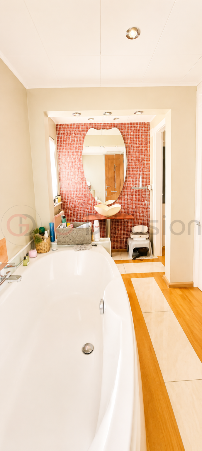 Modernes Badezimmer mit Wanne und roter Mosaikwand