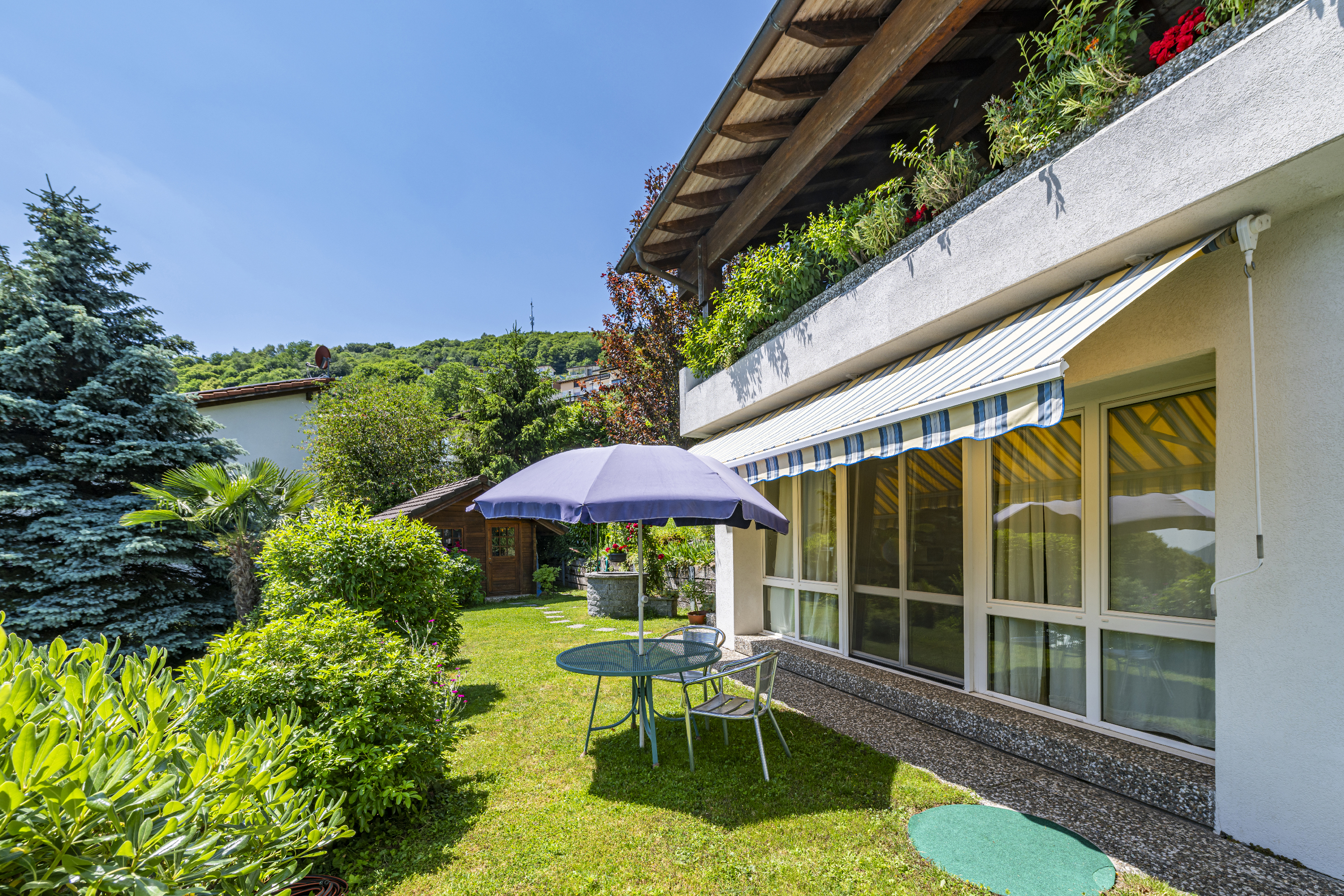 Gartenansicht eines Wohnhauses mit Terrasse