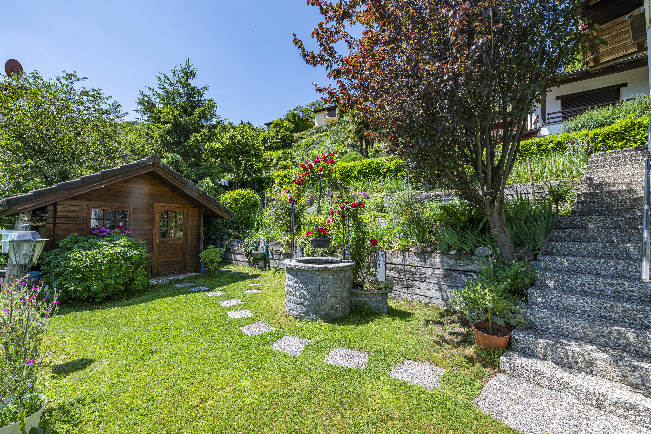 Garten mit Gartenhaus und Steintreppe