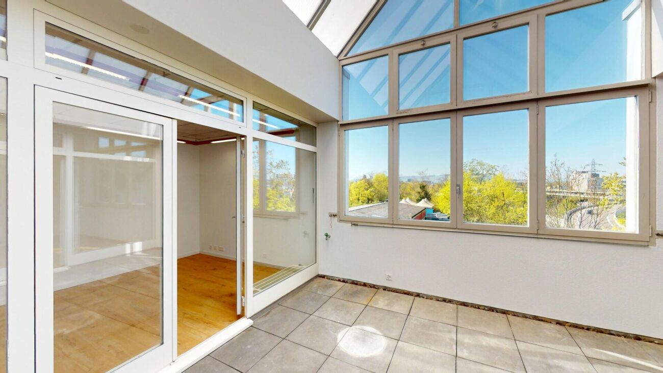 Helle verglaste Innenraumterrasse