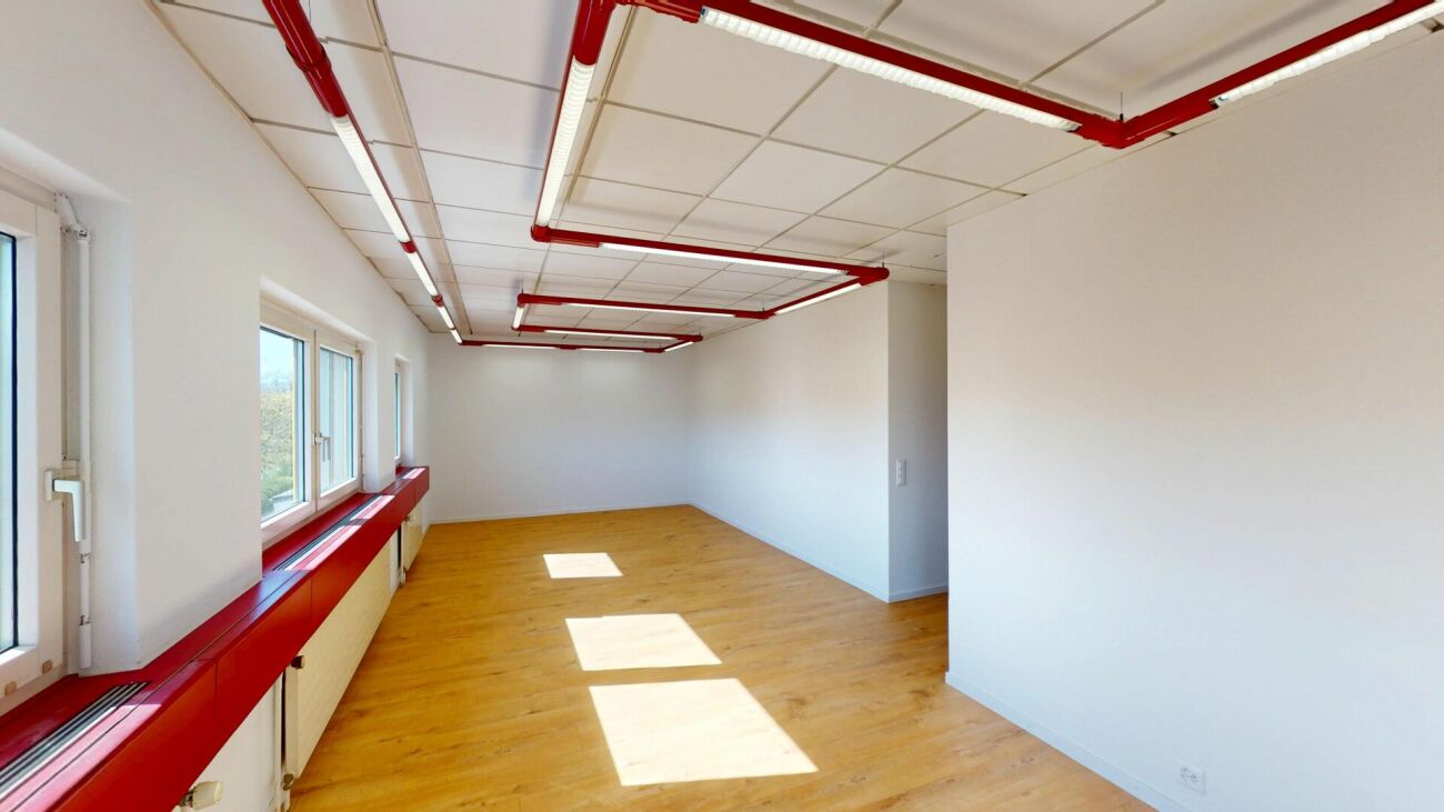 Heller leerer Innenraum mit roter Deckeninstallation